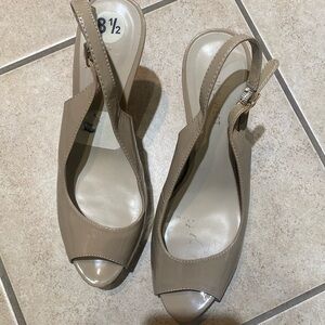 Beautiful platform Tan colored back strap heel slightly worn, some scratches.
